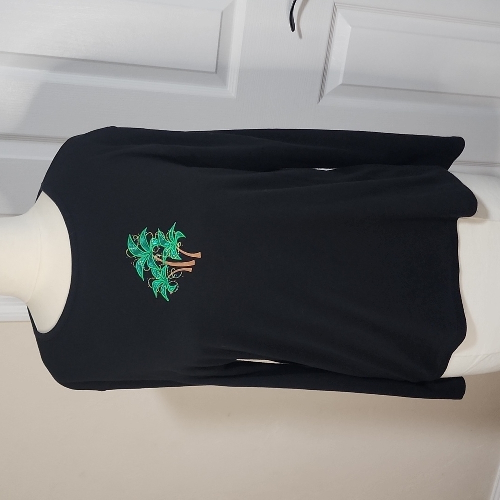 Women's XL long-sleeved top. *830.27